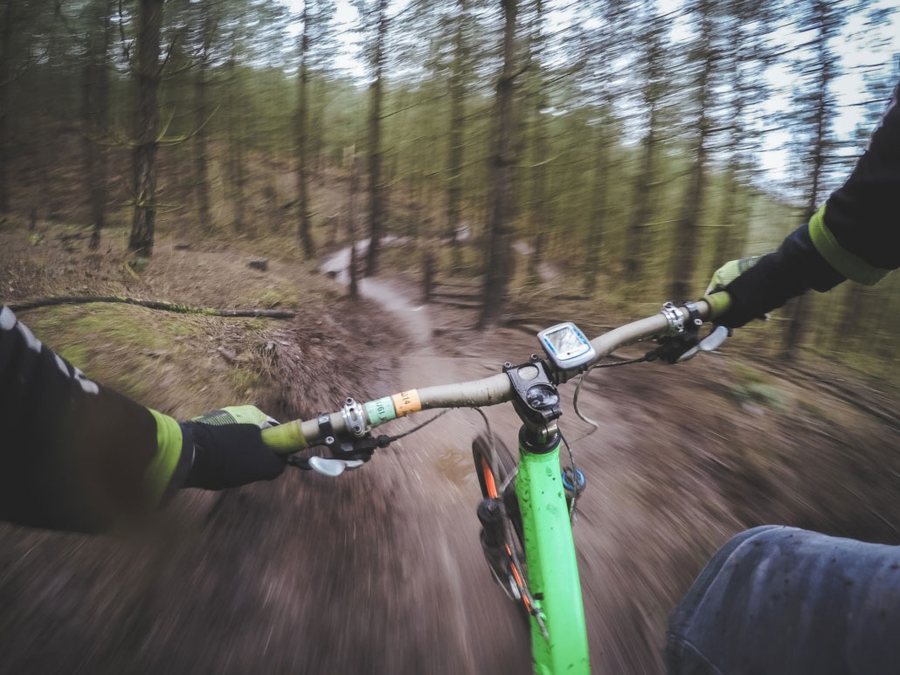 Mountainbiken op een bospad
